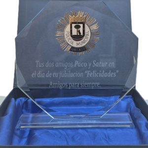PLACA DE HOMENAJE DE CRISTAL PERSONALIZADA